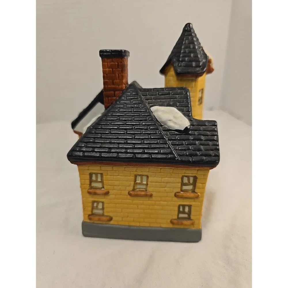 Santa's Best Village Victorian Ceramic‎ House 1995 Yellow House Black Roof